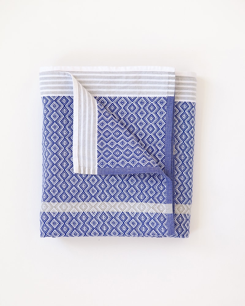 Mungo Itawuli in blue moon colourway. A lightweight, long-lasting towel. Woven at the Mungo Mill in Plett, SA