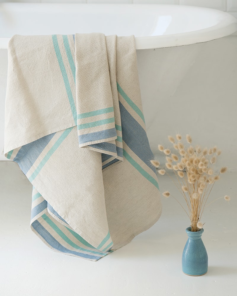 Mungo Huck Towel in Breeze. An eco-friendly towel woven from linen and GOTS-certified cotton. Lightweight and quick drying.