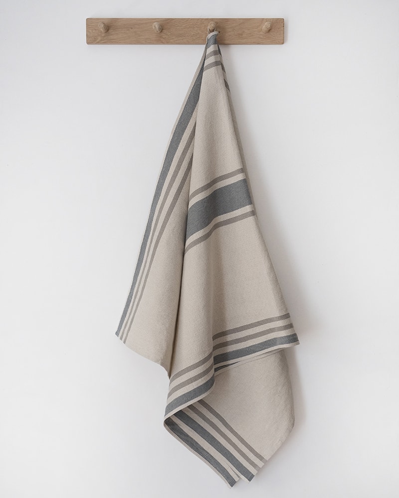 Mungo Huck Towel in Basalt. Quick-drying eco-friendly towel woven from linen & GOTS organic cotton at the Mungo Mill