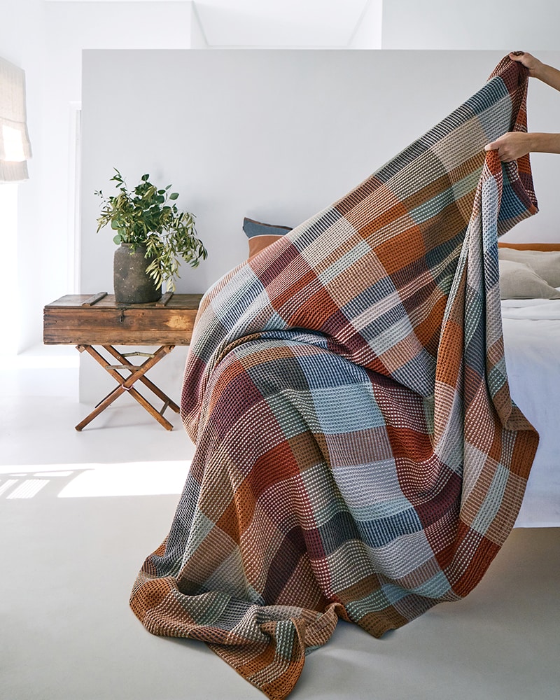 Mungo Vrou Vrou Blanket on a bed